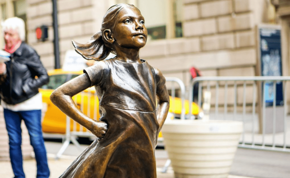 скулптура Бестрашна девојка